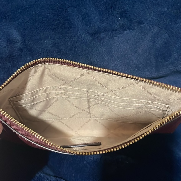 - Authentic Michael Kors wristlet - Picture 4 of 5